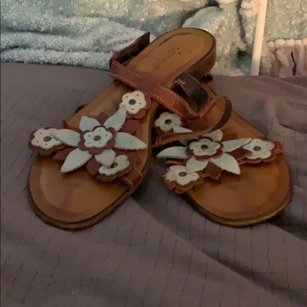 Cute flower sandals! Perfect for summer